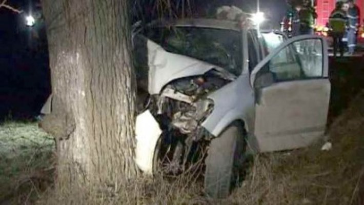 S-a urcat băut la volan şi a intrat cu maşina în pom